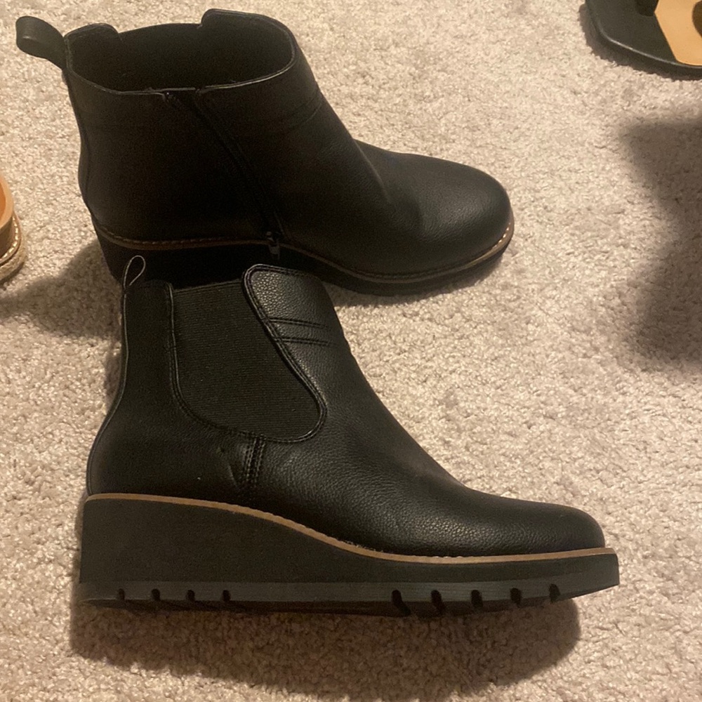 Black wedge boots